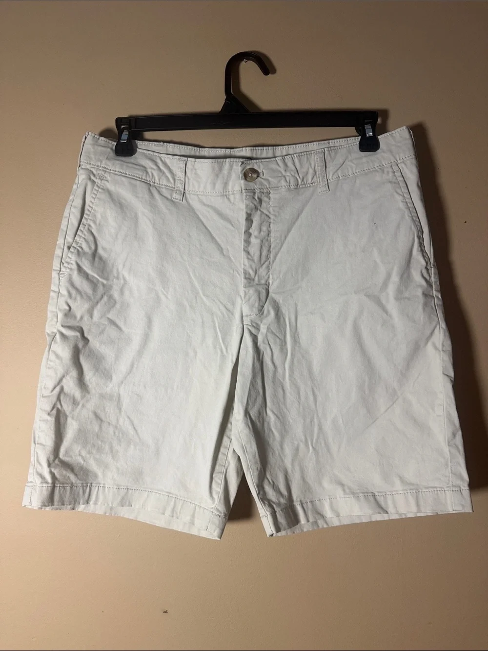 Izod White Flat-Front Men's Shorts